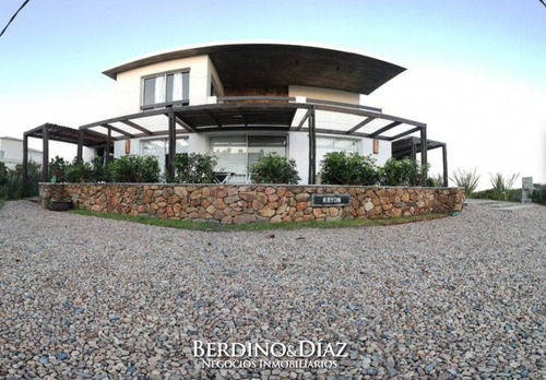 Casa - Montoya 5 Dormitorios En Suite.- Ref: 820