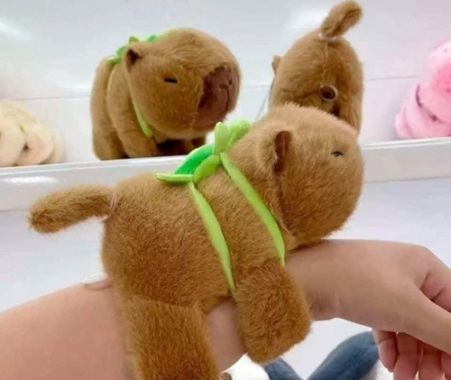 Brazalete Capibara Musical Mueve Colita Con Mochila Tortuga