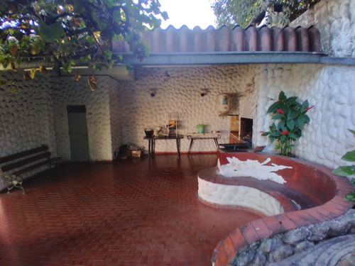 Casa 4 Amb. Garage-quincho-parrilla-pileta