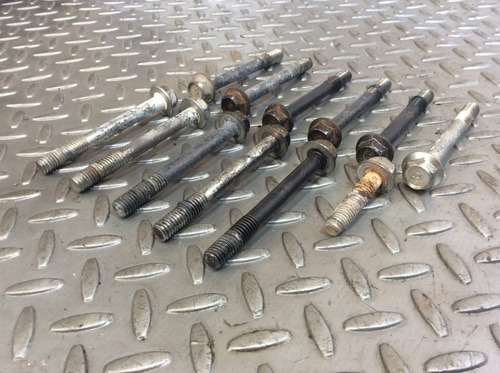 Tornillos Exteriores Base Bancada Altima 2.5 Aut Mod 07-12 (Usado)