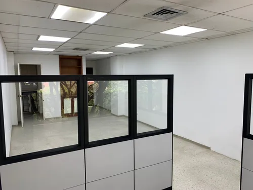 Venta Oficina En Holguines Trade Center Con Dos Parqueaderos, Vista Hacia La Calle 5ta