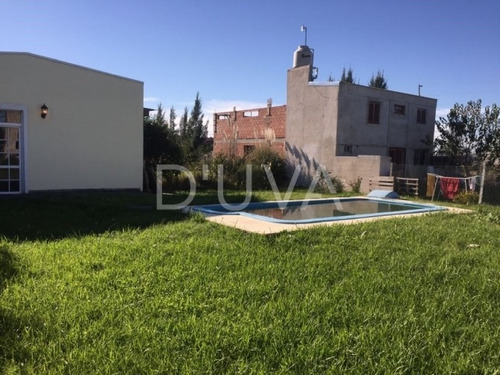 Casa De 2 Dormitorios. Calle 14 E/ 664 Y 665