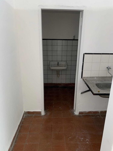 Imagen 3 de 3 de Salón De 100 Mts 1 Baño Y Sótano