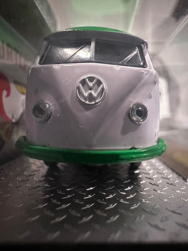 M2 Machines 1960 Volkswagen Delivery Van Turtle Wax Blanco