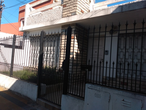 Casa De 2 Ambientes Sobre Av San Martín Al 1200