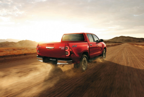 Imagen 2 de 15 de Hilux 4x4 D/c Srv 2.8 Tdi 6 M/t Marzo 2023