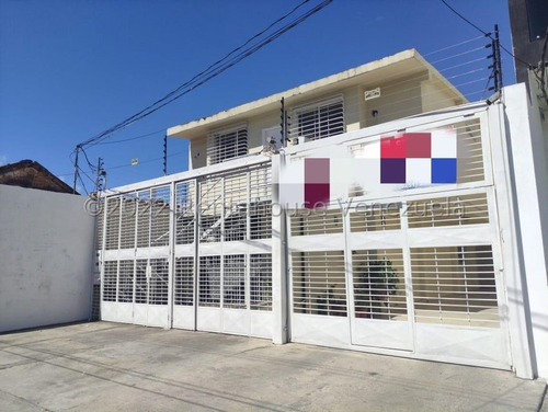  José López Vende  Moderna Casa Duplex En El Centro  De Barquisimeto  Lara, Venezuela.   4 Dormitorios  4 Baños  324 M² 