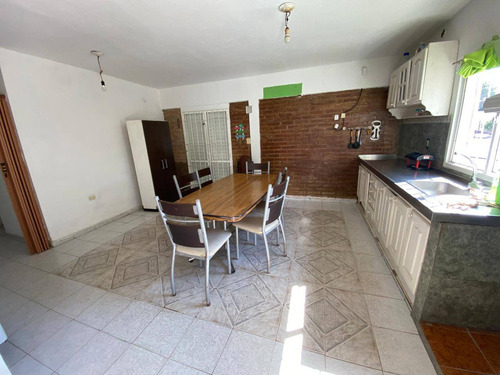 Excelente Casa C/ Cochera Para 2 Vehículos Y Hermoso Jardín.