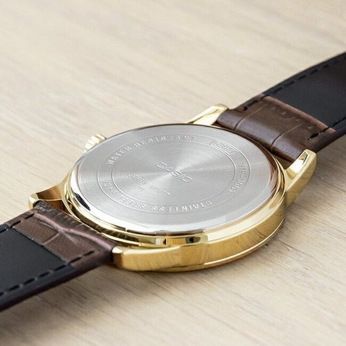 Reloj de pulsera Casio Enticer MTP-V001 de cuerpo color dorado, analógico, para hombre, fondo dorado, con correa de cuero color marrón, agujas color dorado, dial negro, minutero/segundero negro, bisel color dorado y hebilla simple