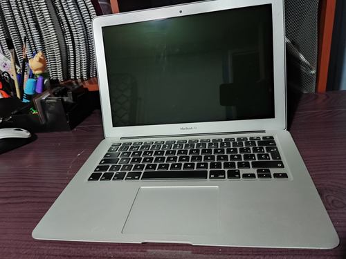 Macbook Air (13-inch, 2017)