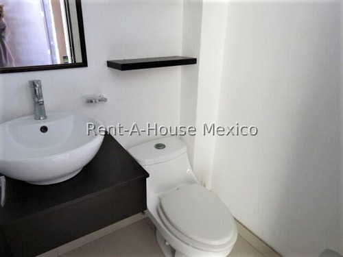 Zibata - Renta. Casa De 3 Recamaras Con Baño Cada Una | Io