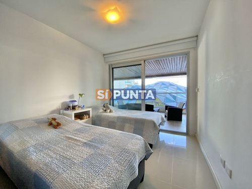 Imagen 11 de 14 de Venta De Apartamento De 2 Dormitorios En Edificio Icon Brava Punta Del Este