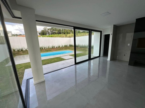 Casa Ideal Para Sua Família! A 10 Minutos Do Centro De Chapecó, Com Ótimo Acabamento, Ambientes Amplos E Prontos Para Receber Você Com Todo O Conforto.