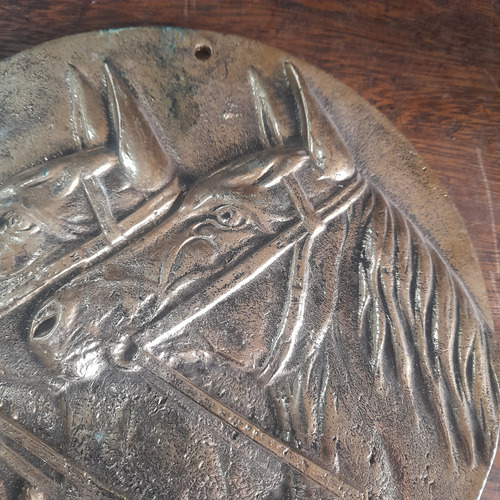 Imagem 2 de 8 de Medalhão Cavalos Bronze Para Parede 21 Cm Diâmetro
