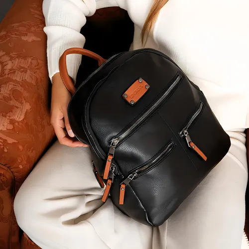 Mochila 3 Bosillos Al Frente Correas A Tono Dama Lincolns Color Negro Con Caramelo