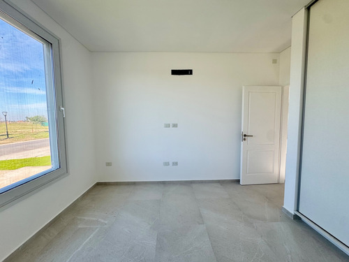 Venta De Casa A Estrenar En Barrio Cerrado Village Joven