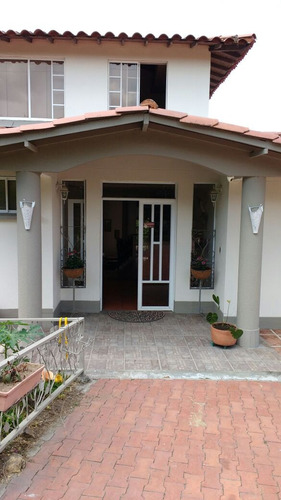 Imagen 2 de 25 de Venta - Alquiler Chalet Excelente Pueblo Tapao