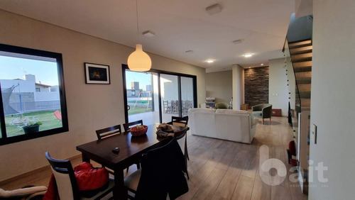 Imagen 2 de 30 de Venta Casa 4 Dormitorios Y Escritorio En Santina Norte, Valle Escondido