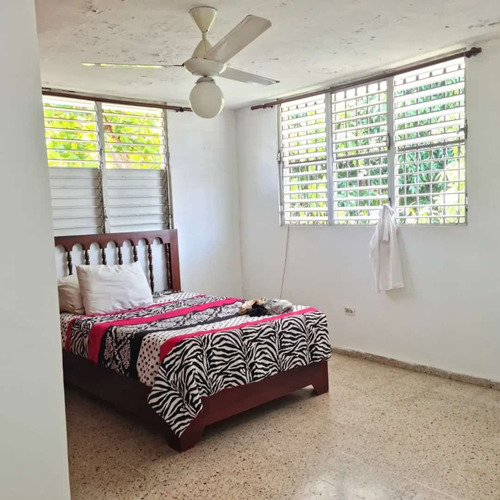 Casa De Dos Niveles En Venta