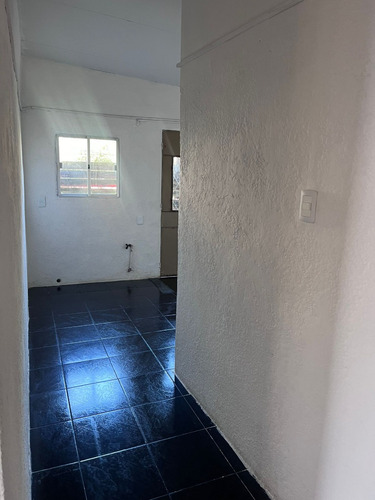 Hermosa Casita Al Frente Con Pequeño Patio Y Cochera