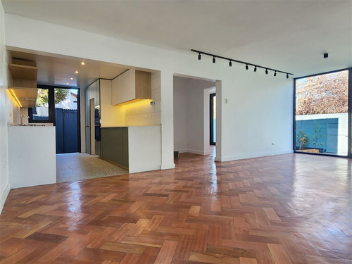 Casa En Venta De 3 Dorm. En Las Condes / Plaza La Capitanía