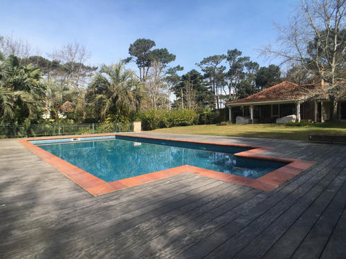 Casa Con Piscina , 5 Dormitorios En Alquiler Punta Del Este   Playa Mansa