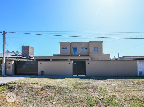 Imagen 3 de 30 de Casa En Venta 4 Dormitorios Piscina Fisherton Rosario