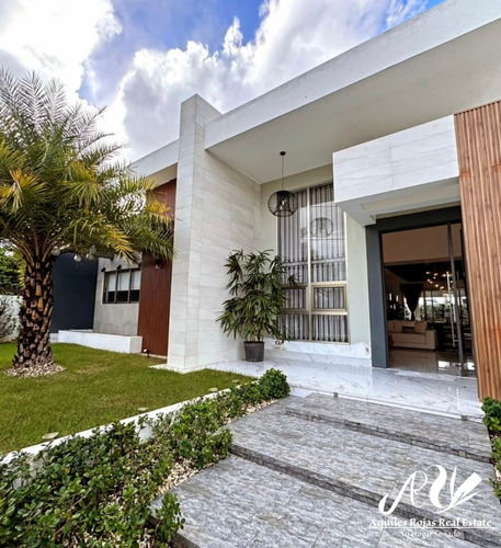 Casa Con Piscina En Proyecto Cerrado