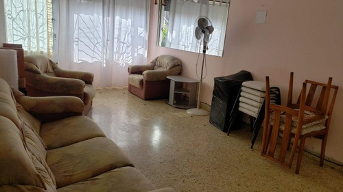Ph De 3 Ambientes Al Frente Con Gran Cochera Y Patio