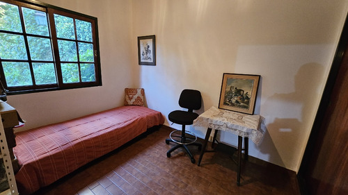 Excelente Casa Con Jardin, Quincho, Parrilla Y Cochera Doble.