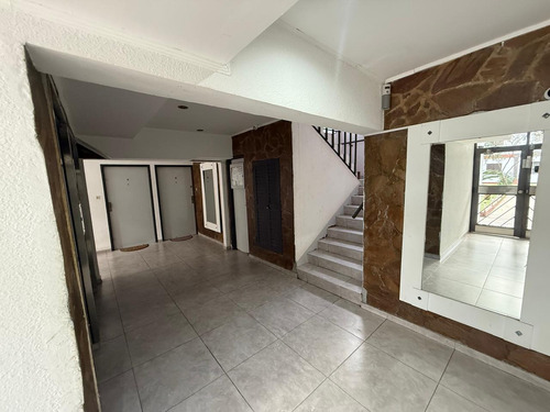 Venta De Departamento 3 Ambientes A Metros Del Centro De Wilde, Excelente Ubicacion.