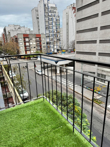 Departamento Dos Ambientes. A La Calle. Balcón. Santiago Del Estero 2200. Venta.