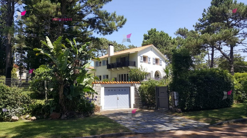 Espectacular Casa En Una Zona Magnifica De Punta Del Este.- Ref: 9270