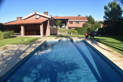 Se Vende Casa En Barrio Pinares 5 Dorm. 3 Ba. A Una Cuadra