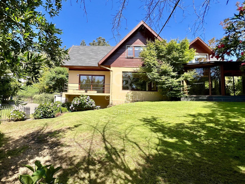 Gran Casa Con Amplio Jardín En Condominio Fuente De Piedra