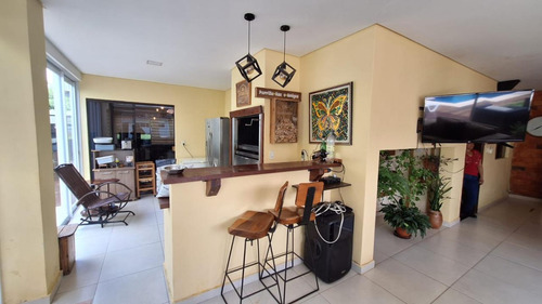 Vendo Casa Amoblada Con Piscina En El Centro De Encarnación: 4 Habitaciones Y 4 Baños