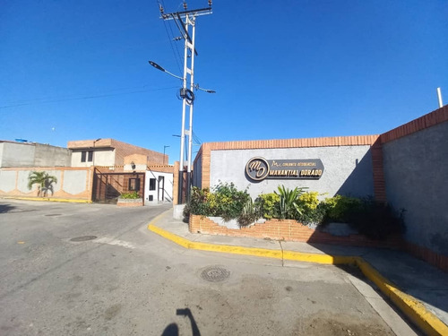 Sky Group Vende Townhouse En Res. Manantial Dorado, Urb. Manatial Dorado. San Diego Carabobo. Luz Coelho.