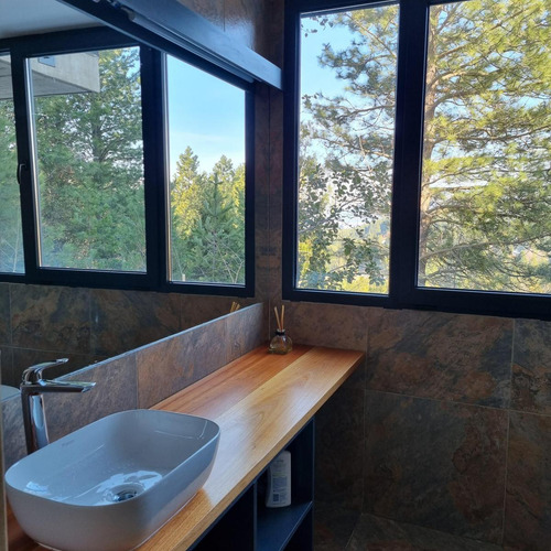 Casa En Venta - 3 Dormitorios 3 Baños - 2.100mts2 - San Martín De Los Andes