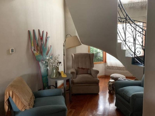 Hermosa Casa De Tres Plantas En Barrio Los Ceibos