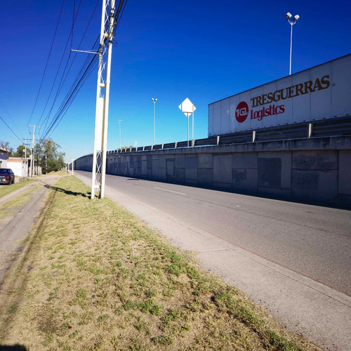 Terreno Rectangular De 1,914 M2, Con 1,051 M2 De Construcción, Ubicado Con Frente De 77.6 Ml A La Carretera Federal 45d Celaya - Querétaro, Km 33, Apaseo El Alto, Gto.