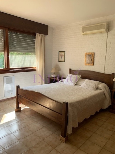 Imagen 6 de 30 de Amplia Casa En Zona Cantegril, 4 Dormitorios Con Dependencia, Piscina Y Parillero.