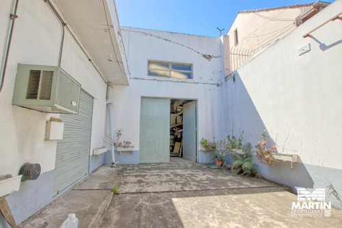 Galpón De 500m2 Con Tres Oficinas Y Vestuarios - Olivos