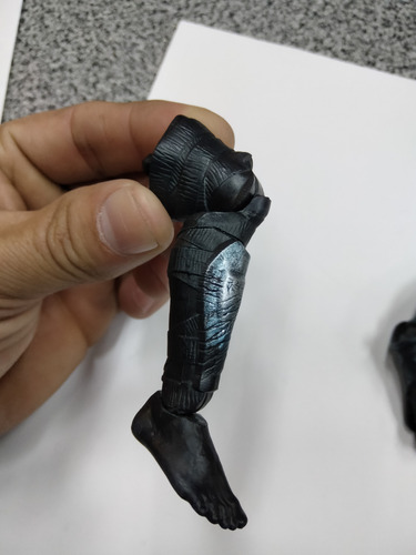 Dc Multiverse Ares Cnc, Pierna Derecha Y Brazo Izquierdo (2) (Usado)