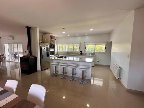 Casa En Venta 5 Ambientes Con Cochera, Pileta, Galeria