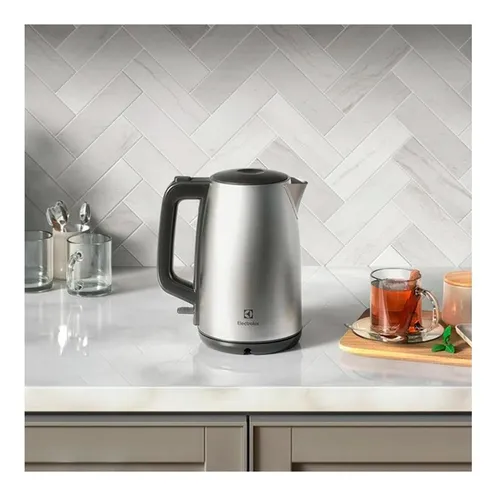 Hervidor el ctrico de agua Electrolux con 1 7 L color plateado