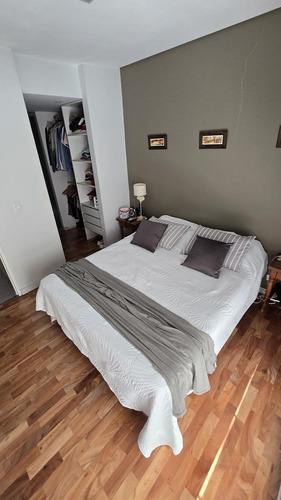 Amplia Casa Tipo Chalet De 5 Ambientes Como A Estrenar Con Jardin Y Cochera En Venta. Florida