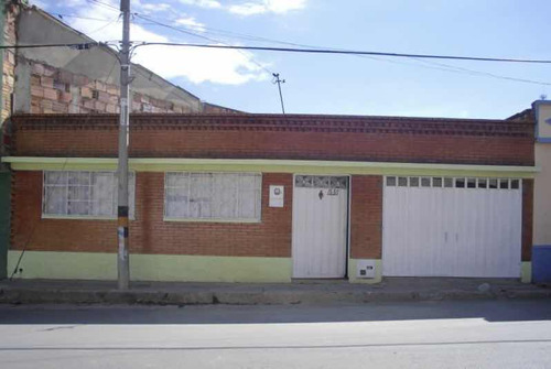 Casa, Cuatro Habitaciones, Local, Tres Baños.