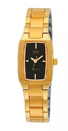 Reloj de pulsera Casio Collection LA680 de cuerpo color dorado, digital,  para mujer, fondo negro, con correa de acero inoxidable color dorado, dial  negro, minutero/segundero negro, bisel color dorado y hebilla de