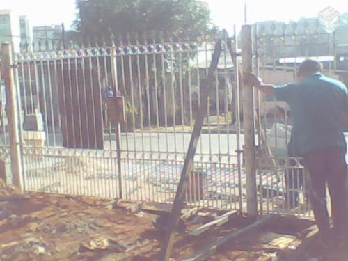 Aluga-terreno Ótimo Ponto Comercial,plaino Murado Com Grade