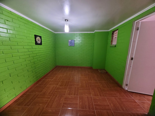 Casa Con Amplios Espacios, En Pasaje Cerrado